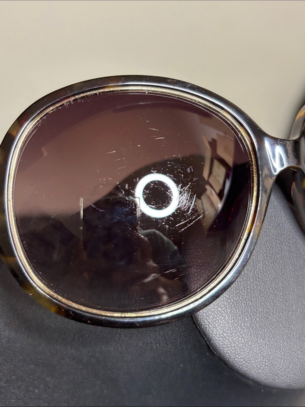 Oscar de la Renta Tortoiseshell Round Sunglasses with Brown Gradient Lenses - Picture 2 of 9